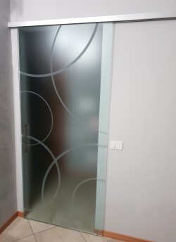 Porta in vetro satinato con decoro sabbiato