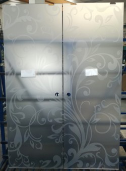 Porta in vetro satinato con decoro sabbiato
